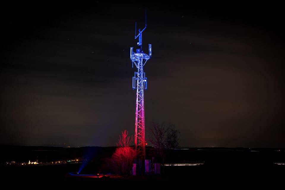 Beleuchteter Turm als Beispiel für Lichtinszenierung